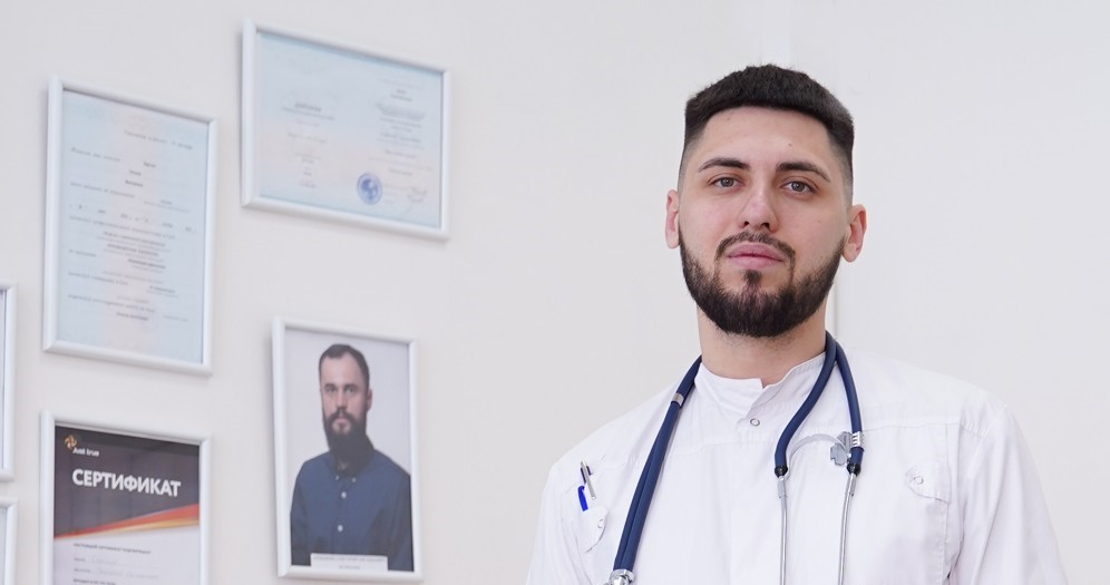 Врач в белом халате